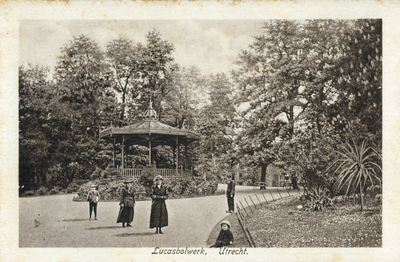 3597 Gezicht op het singelplantsoen bij het Lucasbolwerk te Utrecht, met links op de achtergrond de muziektent.